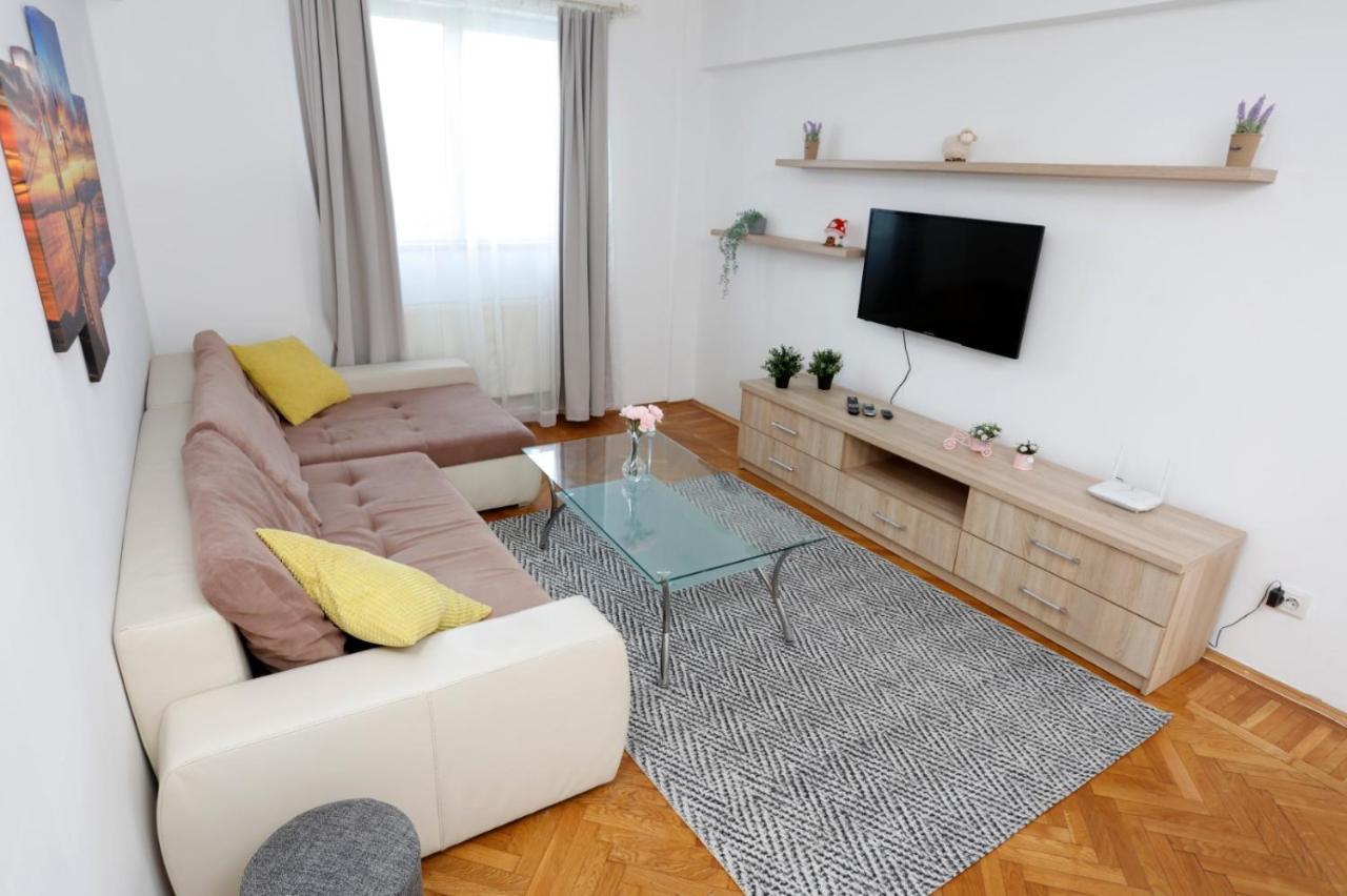 Rico's 3 Bedroom Center Bucureşti